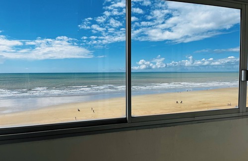Vendee Apartamento | With panoramic ocean views, this apartment is located on the 5th and top floor.