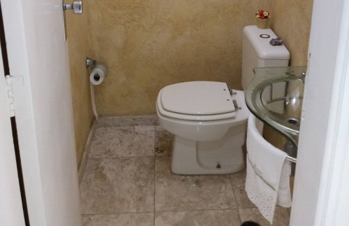 Ponta da Praia Apartamento | Apto con 3 dormitorios, 4 baños, siendo 1 lavabo.