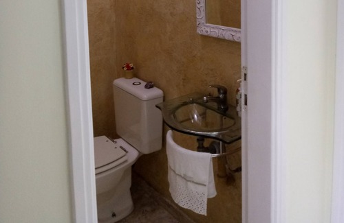 Ponta da Praia Apartamento | Apto con 3 dormitorios, 4 baños, siendo 1 lavabo.