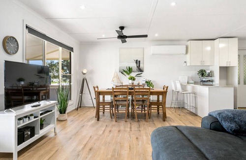 Bonney Casa | With stunning views, the Blue House is perfect to relax in affordable Luxury.