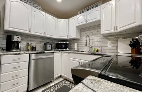 Lake Havasu City Villa | Wknd@ Bernie's II-2 Private Villas Private Compound 4bd/4ba/2 Hot Tubs