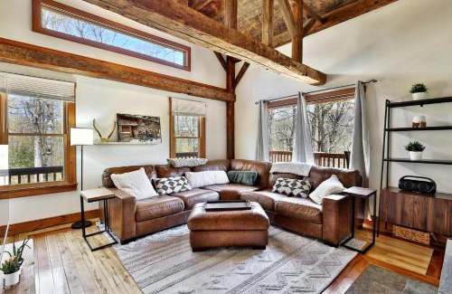 Killington Casa | Wobbly Cabin - 2 Bedroom - Charming Ski Home - Fireplace - WiFi - Close to Resort