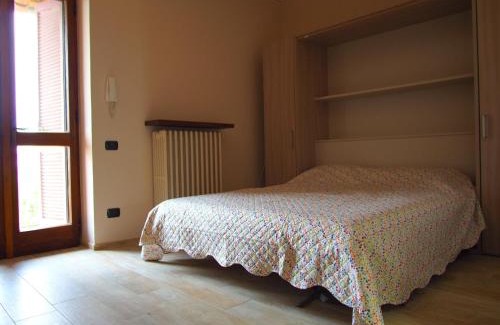 Verduno Apartamento | Wohnung in Verduno mit Garten