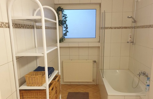 Hueckeswagen Apartamento | Wohnung, Voll Möbliert 85 m² vom 1.3. - 31.5.24 Oder Wochenweise zu Vermieten