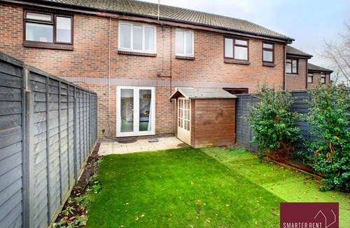 Knaphill Apartamento | Woking - 2 Bedroom House - With Garden