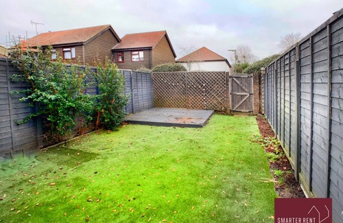 Knaphill Apartamento | Woking - 2 Bedroom House - With Garden