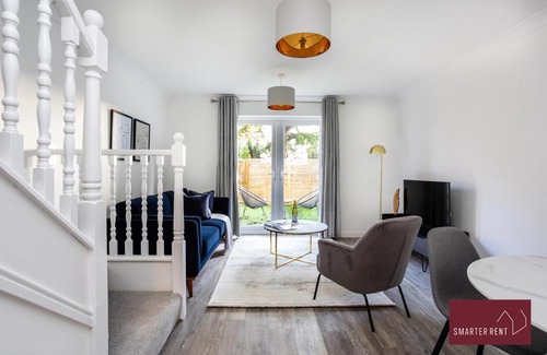 Knaphill Apartamento | Woking, Knaphill - 2 Bed House - Parking & Garden