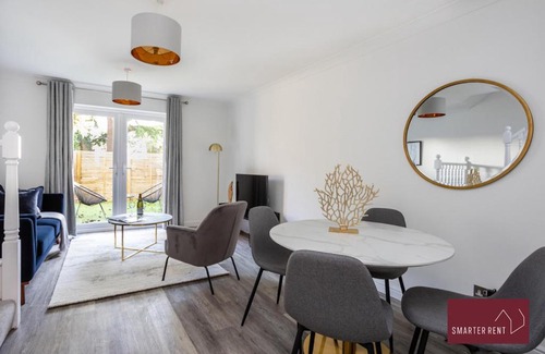 Knaphill Apartamento | Woking, Knaphill - 2 Bed House - Parking & Garden