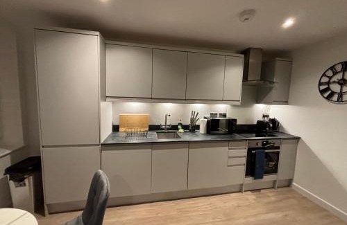 Woking Apartamento | Woking Stylish Ground Floor Flat with Free Parking Perfect for Business & Travellers