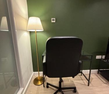 Woking Apartamento | Woking Stylish Ground Floor Flat with Free Parking Perfect for Business & Travellers