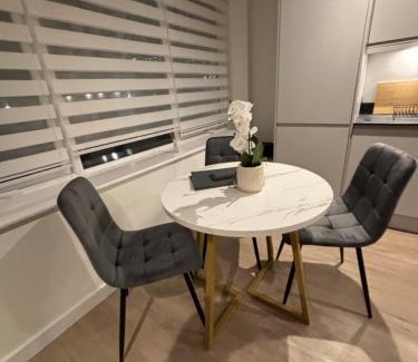 Woking Apartamento | Woking Stylish Ground Floor Flat with Free Parking Perfect for Business & Travellers