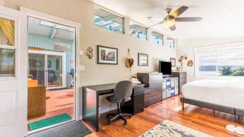 Langley Casa | Wolf Beach Cottage by AvantStay Harbor Views