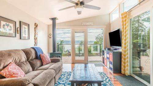 Langley Casa | Wolf Beach Cottage by AvantStay Harbor Views