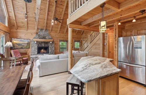 Gatlinburg - Pigeon Forge Cabina | Wolf Den 4 Bedroom Cabin by RedAwning