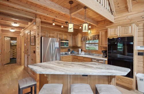 Gatlinburg - Pigeon Forge Cabina | Wolf Den 4 Bedroom Cabin by RedAwning