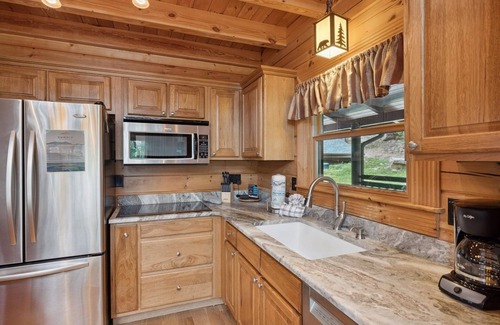Gatlinburg - Pigeon Forge Cabina | Wolf Den 4 Bedroom Cabin by RedAwning
