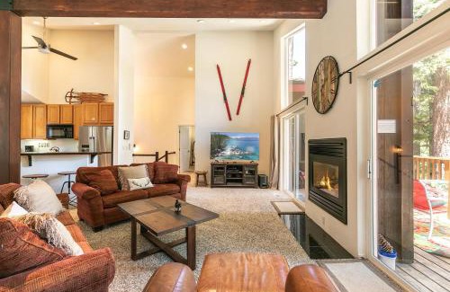 Tahoma Casa | Wolf Den - Bright Open Concept 3 Bedroom- Hot Tub, Pet-Friendly, Minutes from Skiing!