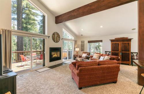 Tahoma Casa | Wolf Den - Bright Open Concept 3 Bedroom- Hot Tub, Pet-Friendly, Minutes from Skiing!