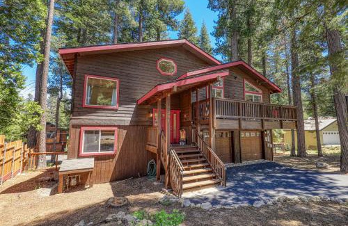 Tahoma Casa | Wolf Den - Bright Open Concept 3 Bedroom- Hot Tub, Pet-Friendly, Minutes from Skiing!