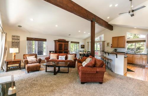 Tahoma Casa | Wolf Den - Bright Open Concept 3 Bedroom- Hot Tub, Pet-Friendly, Minutes from Skiing!
