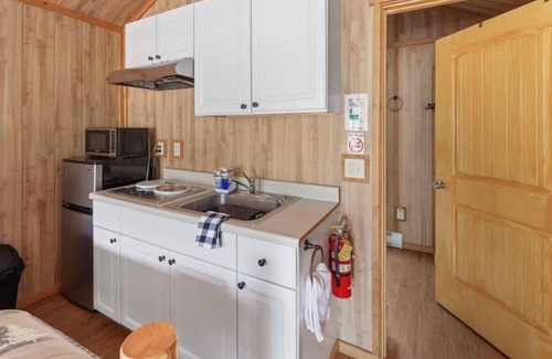Coram Cabina | Wolf Den Cabin! 6 miles to Glacier!
