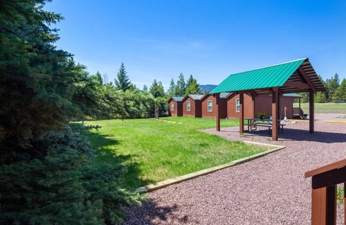Coram Cabina | Wolf Den Cabin! 6 miles to Glacier!