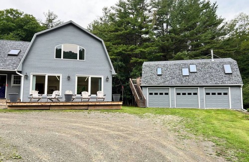 Hillsdale Casa | Wolf Hill Acres: A Charming & Modern Country Home
