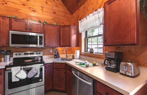 Broadalbin Cabina | Wolf Lair - scenic Adirondack cabin escape + lake access