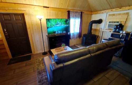 Noblesville Casa | Wolf's Cabin-Walk to Downtown Noblesville