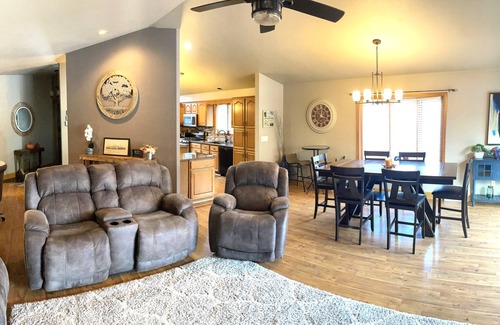 Black Wolf Casa | WolfDen Getaway-Winnebago Channel
