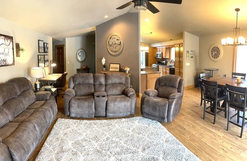 Black Wolf Casa | WolfDen Getaway-Winnebago Channel