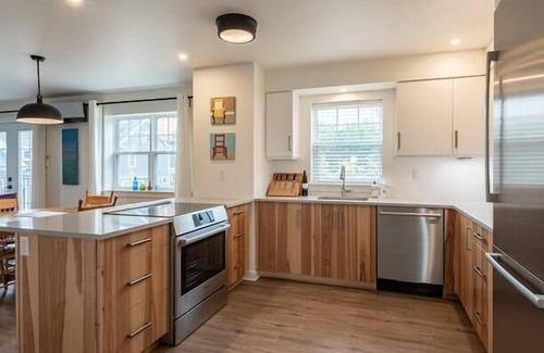 Wolfville Casa | Wolfville Fabulous Downtown Suite with Parking, AC, Laundry