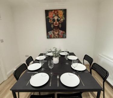 Yaxley Apartamento | Wolseley-5 Bedroom 2 Bath Sleeps 8 Ideal for Contractors
