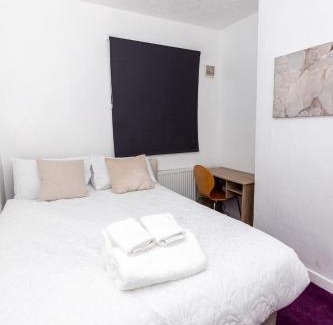 Wolverhampton Apartamento | Wolverhampton 4-Bed Contractor & Family House