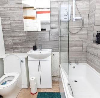 Wolverhampton Apartamento | Wolverhampton 4-Bed Contractor & Family House