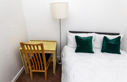 Wolverhampton Apartamento | Wolverhampton 4-Bed Contractor & Family House