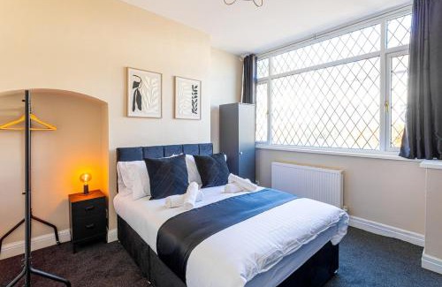 Tettenhall Casa | Wolverhampton 4 Bed home, Sleeps 7, Parking