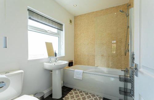 Tettenhall Casa | Wolverhampton 4 Bed home, Sleeps 7, Parking