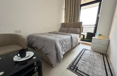 Madinat Zayed Hostal | Wonder Balcony Room - Heart of Abu Dhabi