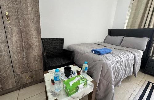 Madinat Zayed Hostal | Wonder Balcony Room - Heart of Abu Dhabi