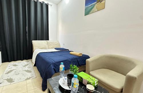 Madinat Zayed Hostal | Wonder Balcony Room - Heart of Abu Dhabi