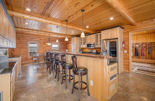 Kent Cabina | Wonder Bear Lodge | 7 Bedrms, King beds | Hot Tub | 2 game rooms |