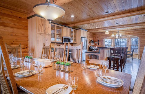 Kent Cabina | Wonder Bear Lodge | 7 Bedrms, King beds | Hot Tub | 2 game rooms |