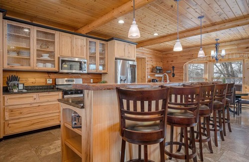 Kent Cabina | Wonder Bear Lodge | 7 Bedrms, King beds | Hot Tub | 2 game rooms |