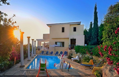 Pegeia Villa | Villa maravillosa. Propia piscina grande. Amplio jardín colorido