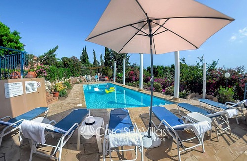 Pegeia Villa | Villa maravillosa. Propia piscina grande. Amplio jardín colorido