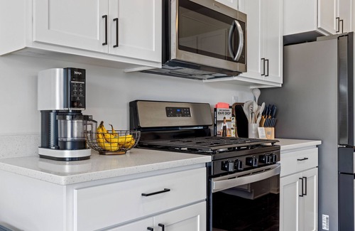 Solon Mills Condominio | Wonder Lake Elegance: Serene 2BR Townhome Retreat
