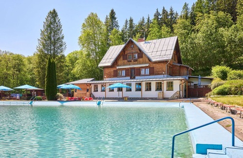 Mlade Buky Casa | Estupenda casa de vacaciones privada con piscina, WIFI, TV, terraza y mascotas permitida