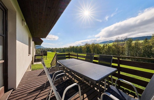 Starkov Casa | Casa de vacaciones privada con WIFI, piscina, TV, patio, mascotas permitida, vista panorámica