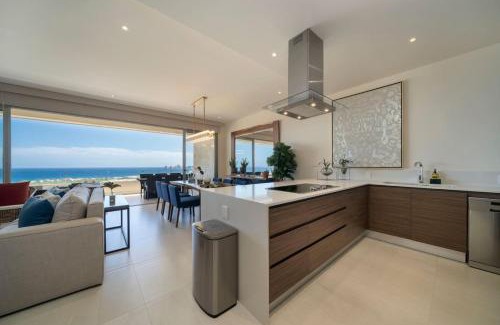 El Tezal Apartamento | Wonderful 2BR Condo with Ocean and Arch Views